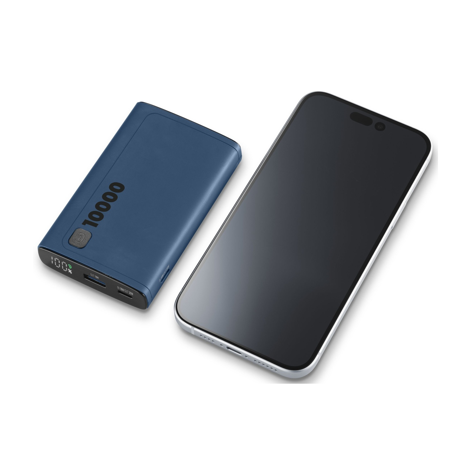 Blaue Powerbank und Smartphone auf weißer Oberfläche.