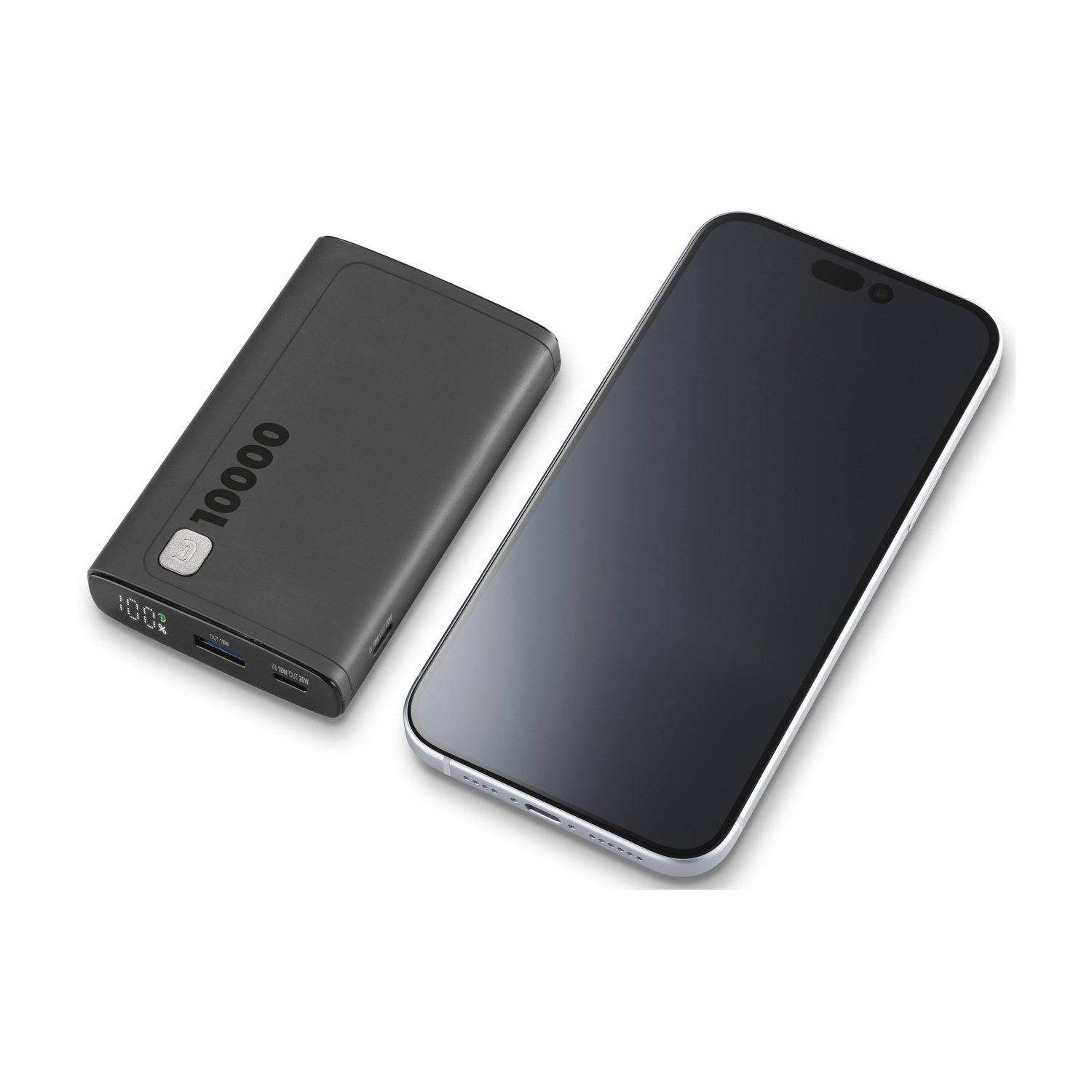Dunkelgraue Powerbank und schwarzes Smartphone vor weißem Hintergrund, leicht angewinkelt.