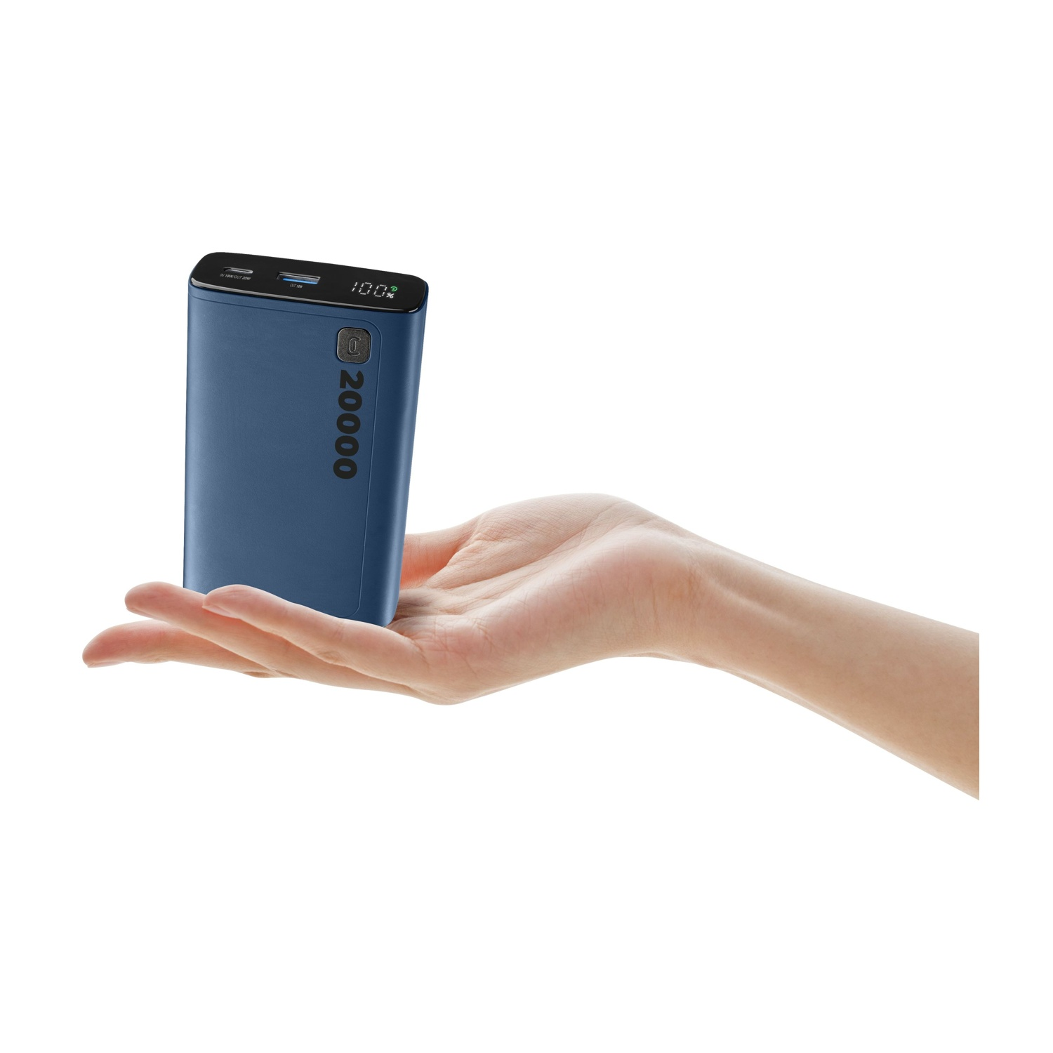 Eine blaue Powerbank, die von einer Person in der Hand gehalten wird. Die Powerbank zeigt 20000 und einen Bildschirm.