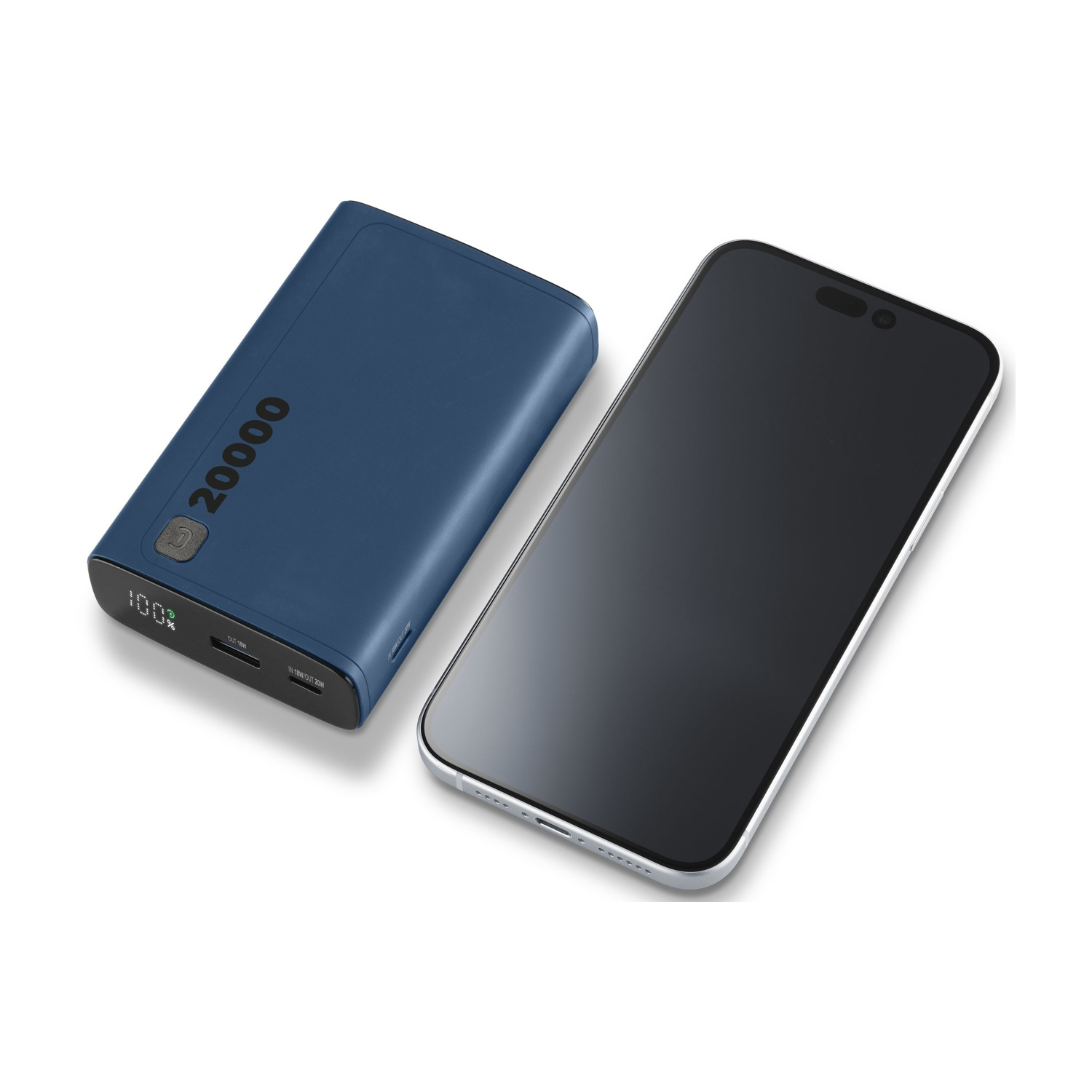 Eine blaue Powerbank liegt neben einem Smartphone. Die Powerbank zeigt '20000' und '100%' an. Beide liegen auf weißem Untergrund.