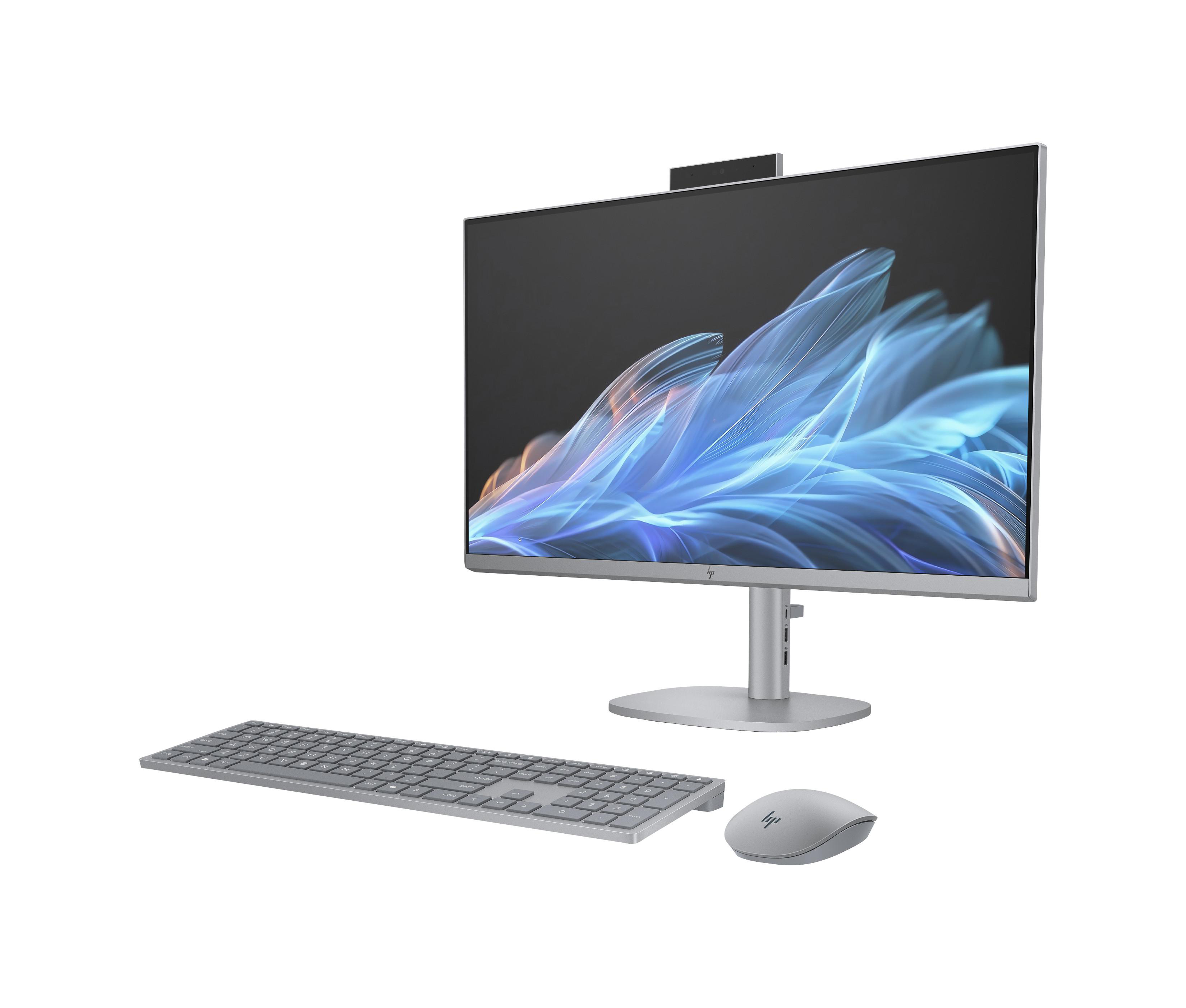 Ein Computer-Setup mit Monitor, Tastatur, Maus und Webcam auf weißem Hintergrund.