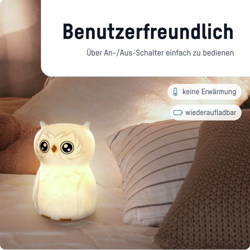 Eulen-Nachtlicht auf einem Bett. Es ist weiß und leuchtet. Text: Benutzerfreundlich. Einfach zu bedienen.