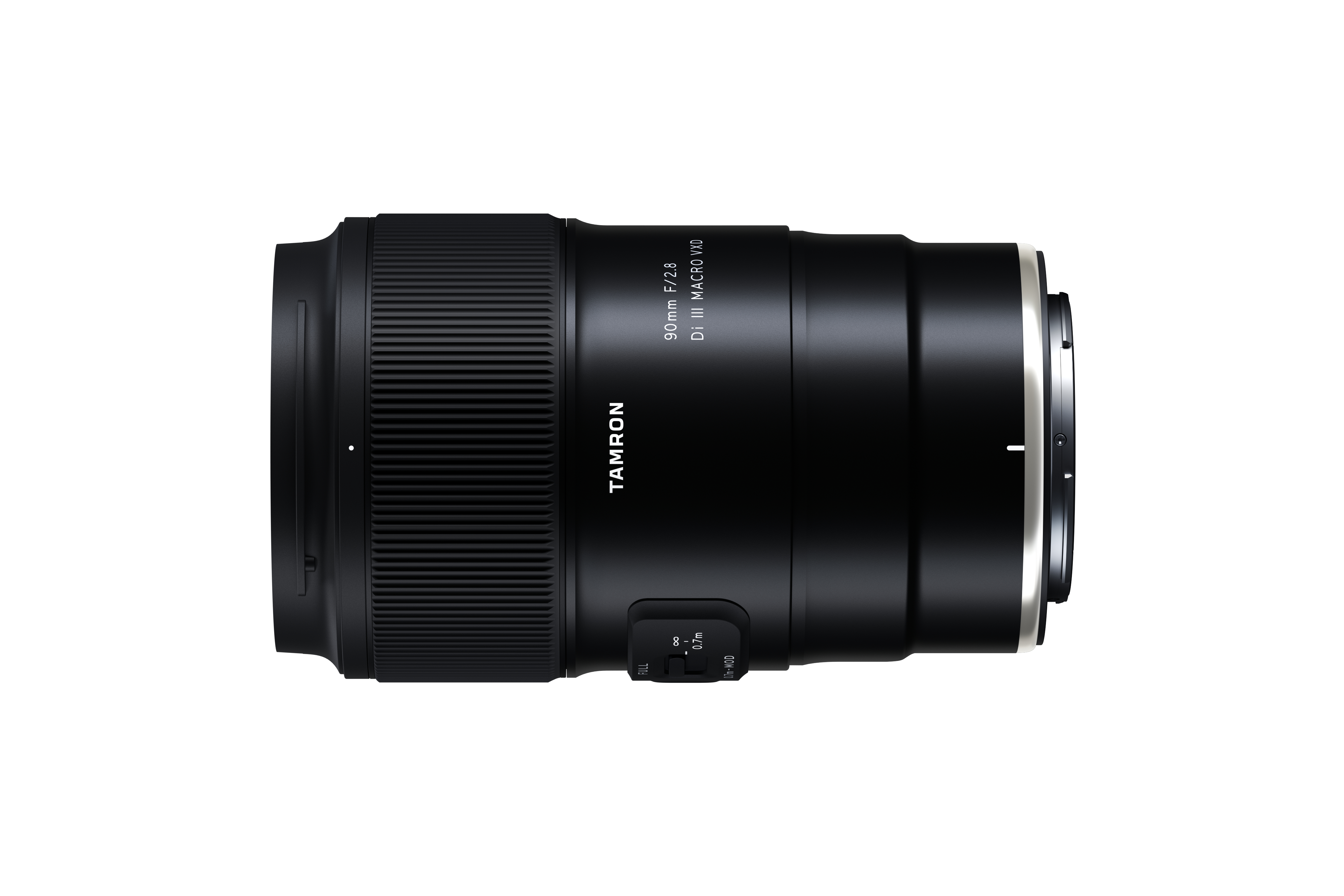 Ein schwarzes Tamron 90mm f/2.8 Di III Makroobjektiv liegt vor weißem Hintergrund.