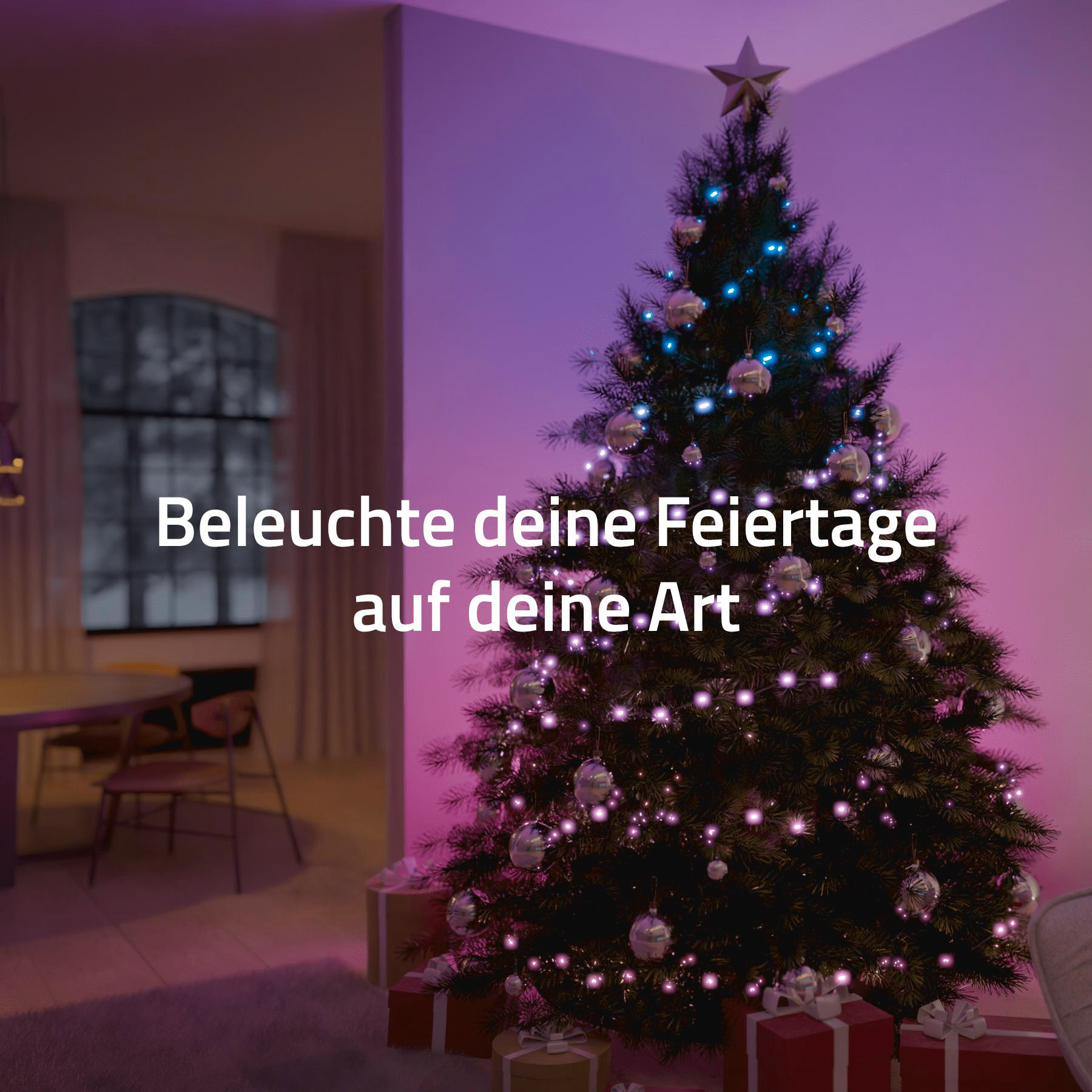 Weihnachtsbaum mit Lichtern und Ornamenten. Geschenke am Fuß. Rosa- und Lila-Beleuchtung in einem Raum. Text auf Deutsch.