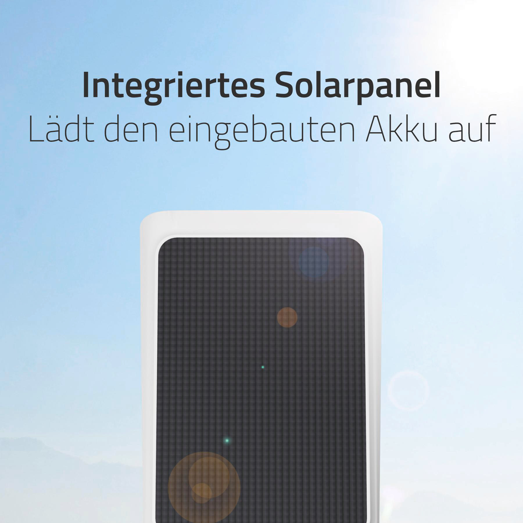 Ein weißes Solarpanel vor einem hellblauen Himmel.