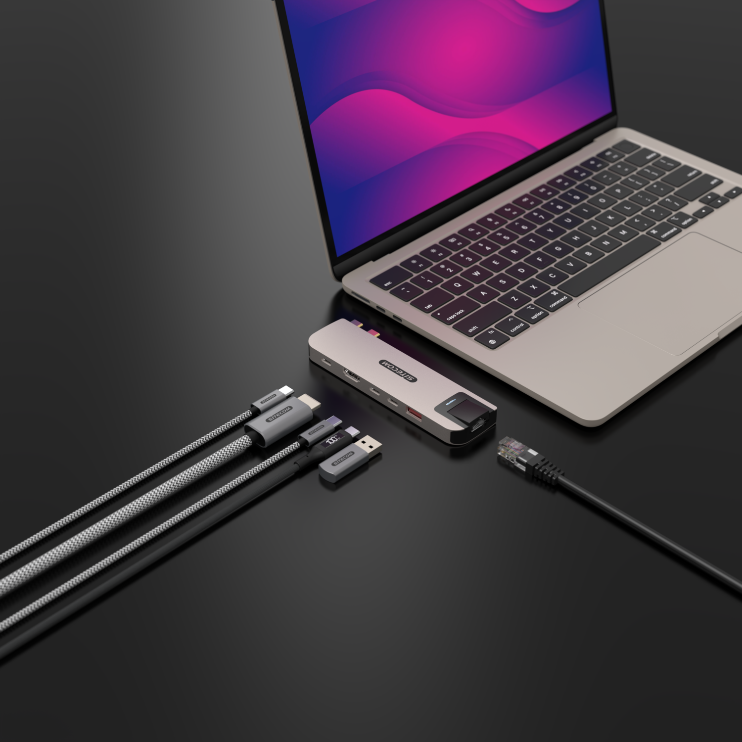 Ordinateur portable, station d'accueil et câbles sur un bureau. Comprend un hub USB-C, câble Ethernet, etc.