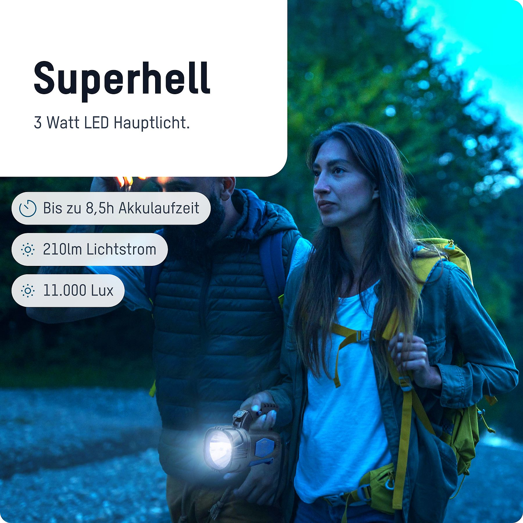 Ein Mann und eine Frau gehen im Dunkeln mit einer Taschenlampe, mit Text-Overlay.