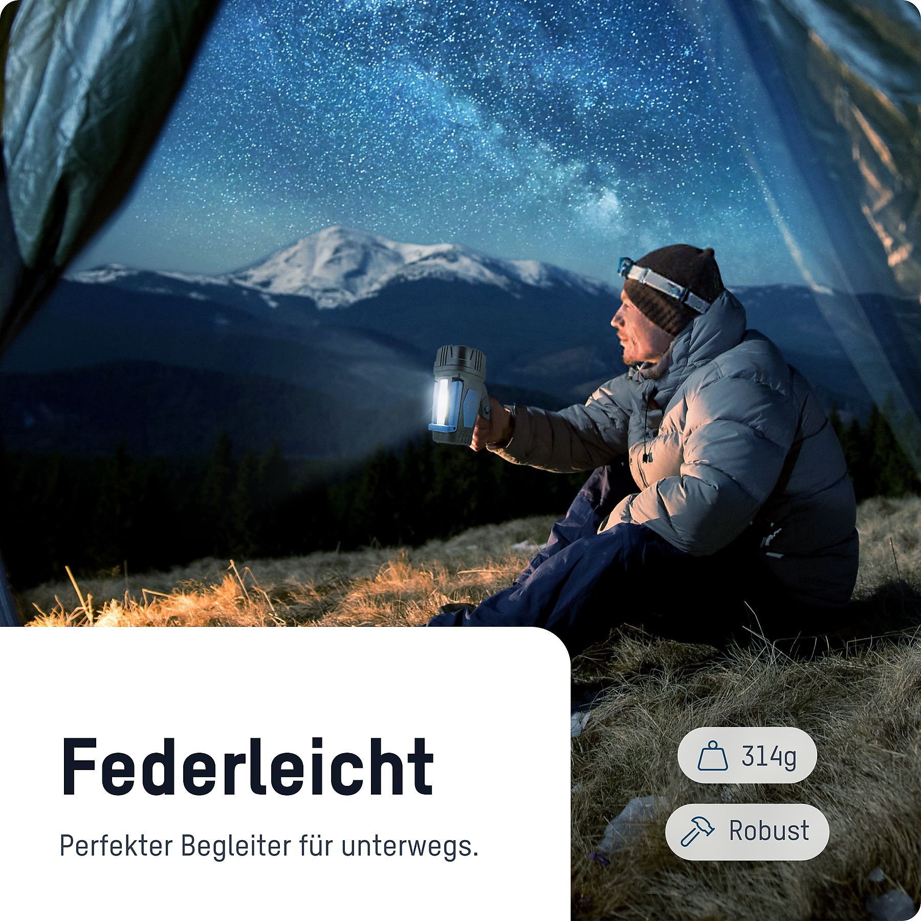 Ein Mann in einem Zelt bei Nacht, der eine Laterne benutzt, mit einem Sternenhimmel.
