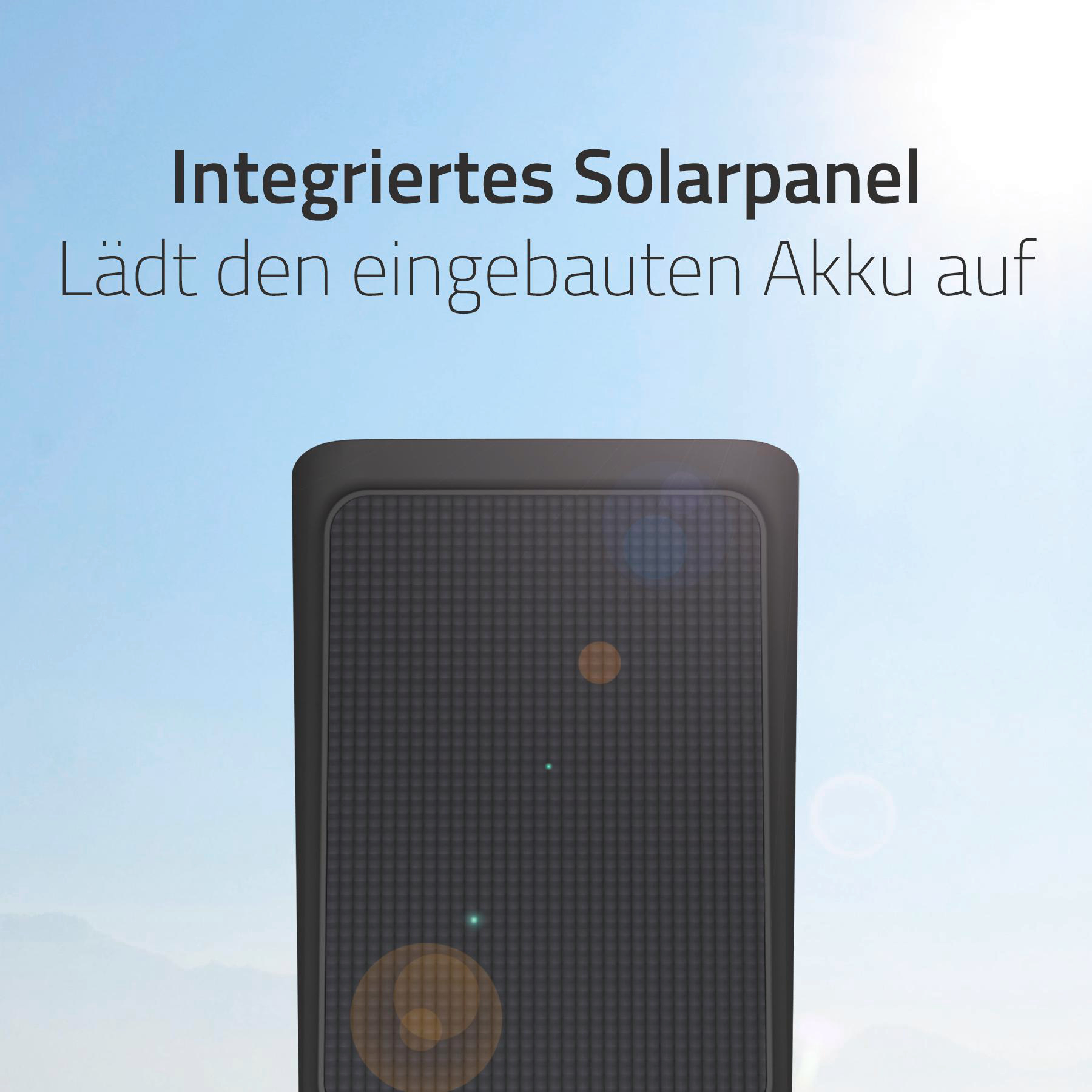 Nahaufnahme eines schwarzen Solarmoduls vor blauem Himmel mit Sonnenlichtreflexionen.