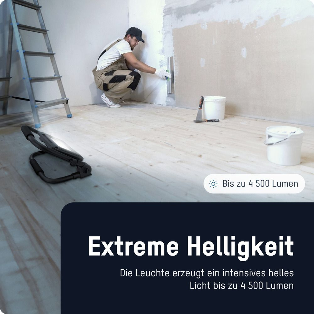 Mann in Overalls benutzt Glättekelle, helles Licht scheint auf weiße Wand, mit Text.