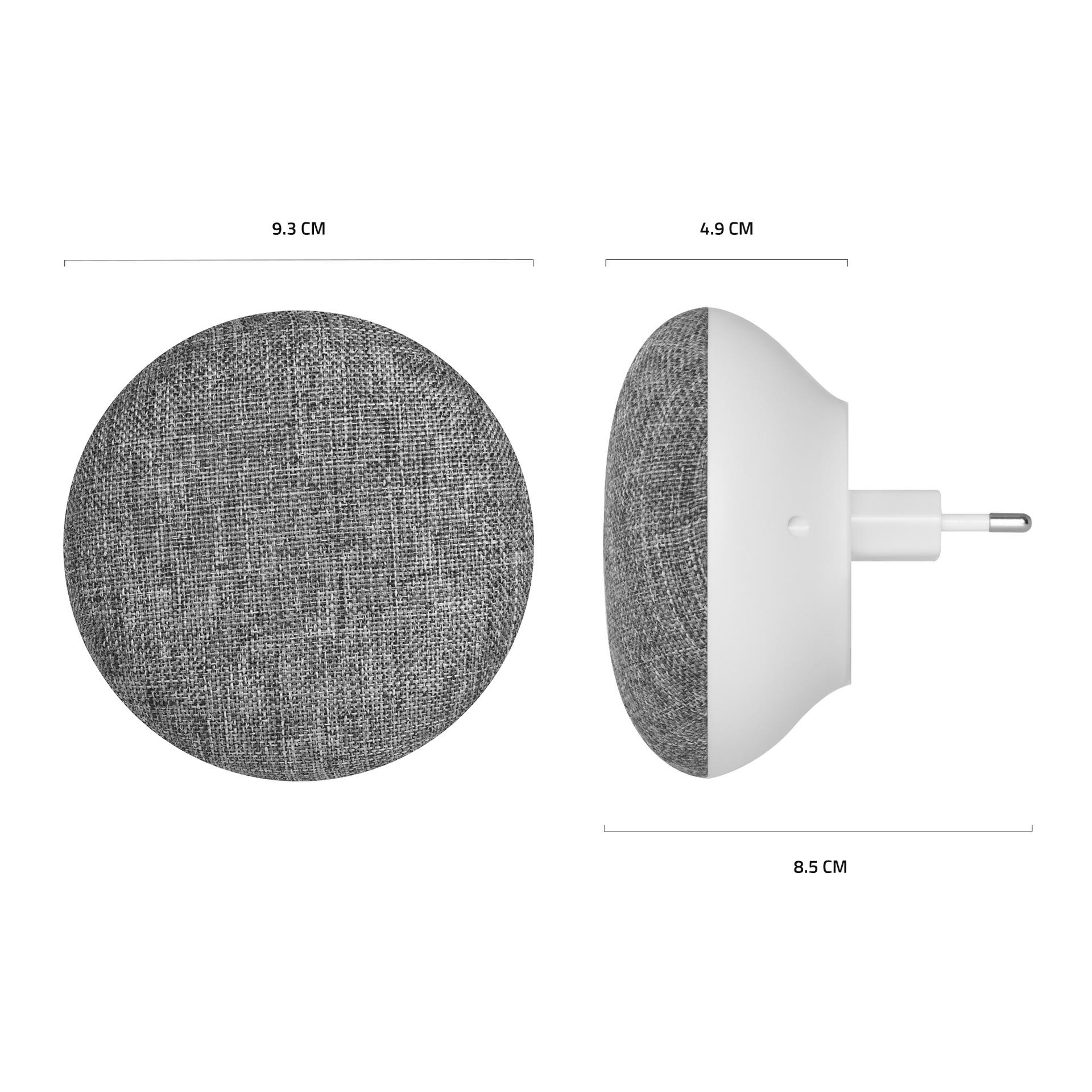 Ein grauer Google Nest Mini mit Abmessungen von 9,3 cm und 4,9 cm. Er ist an einem weißen Stecker befestigt.