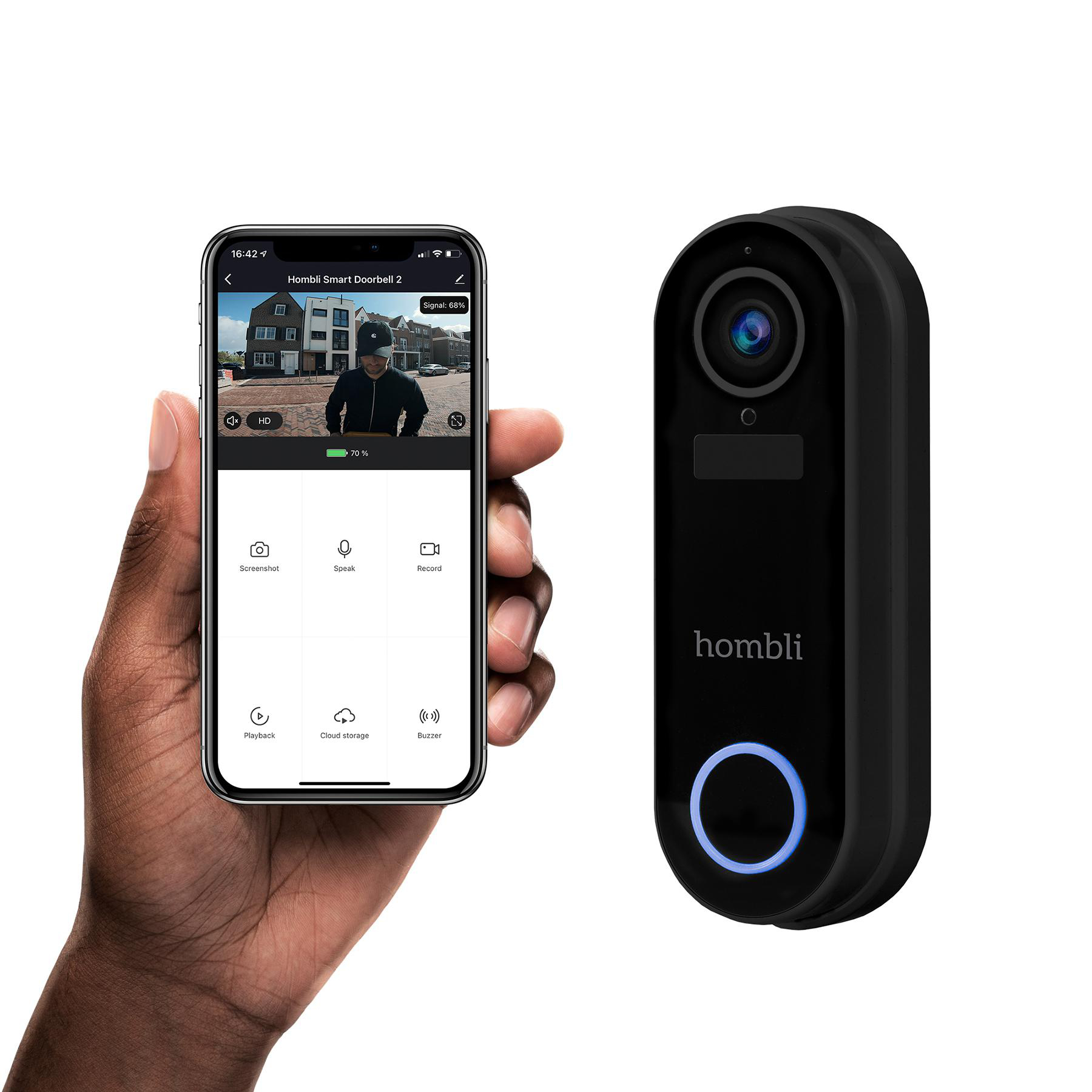 Hand, die Telefon hält, das eine Video-Türklingel-App zeigt. Eine schwarze Türklingel ist rechts.