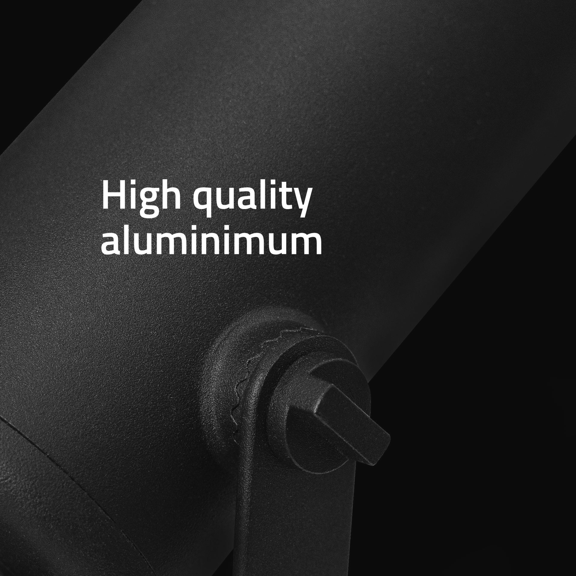 Nahaufnahme eines schwarzen Objekts mit dem Text 'High quality aluminum'.