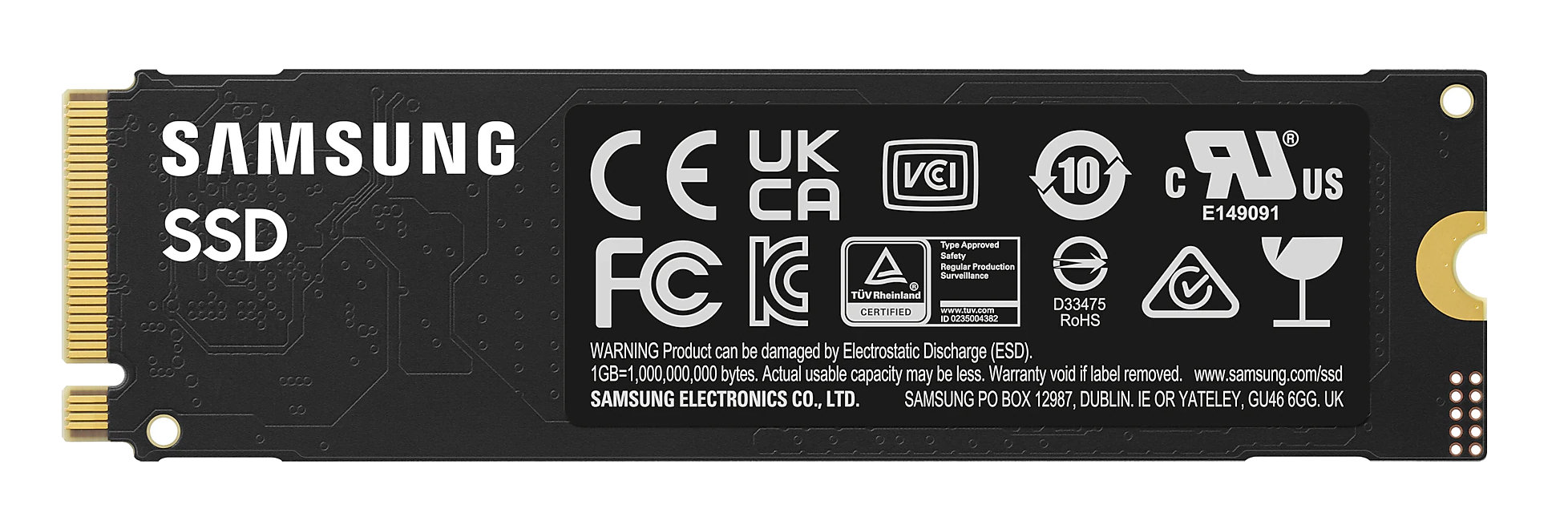 Czarny dysk SSD Samsung. Tekst i logo na powierzchni, białe tło.