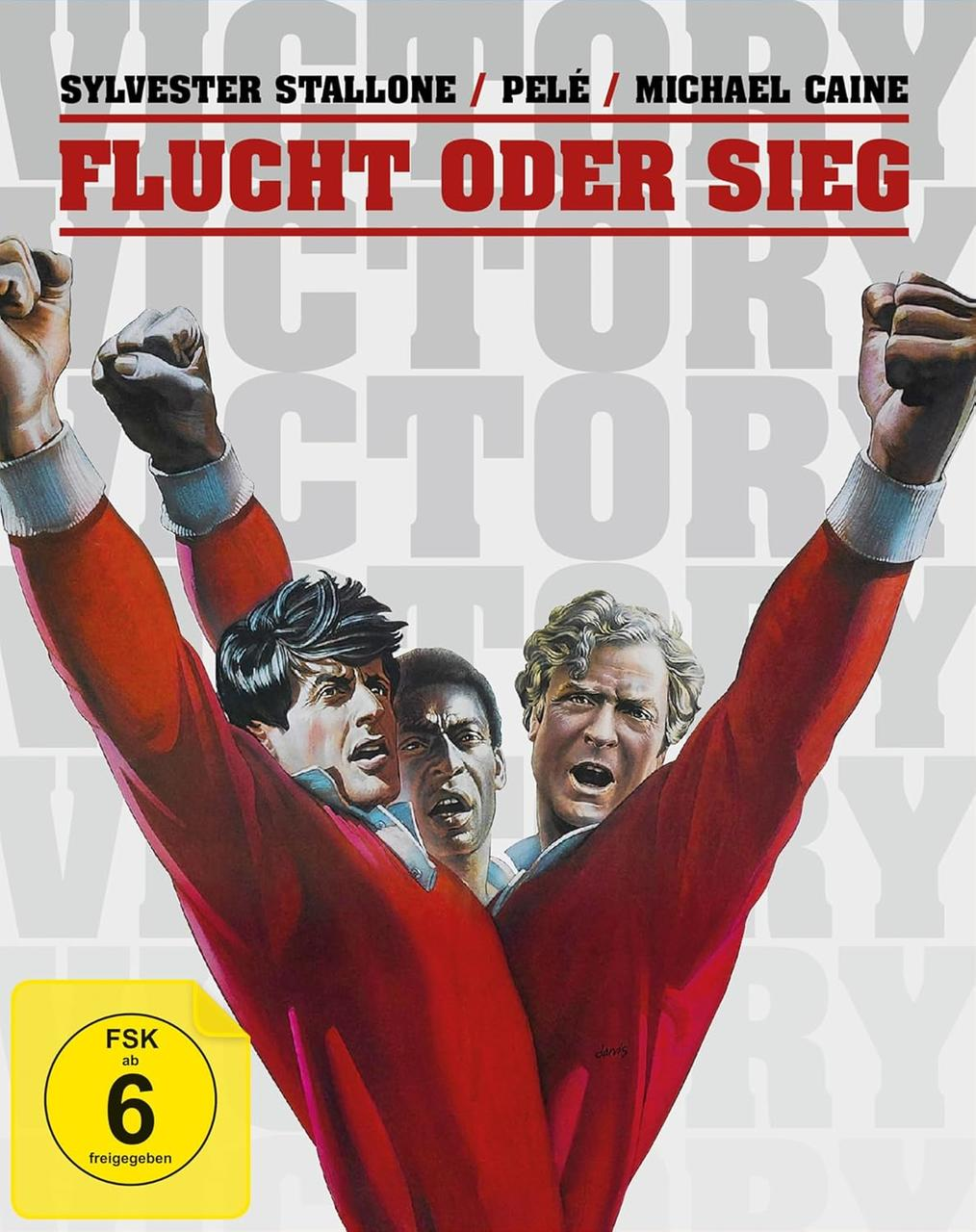 Filmposter mit Stallone, Pelé und Caine. Rote Trikots, erhobene Arme und der Titel 'Victory'.