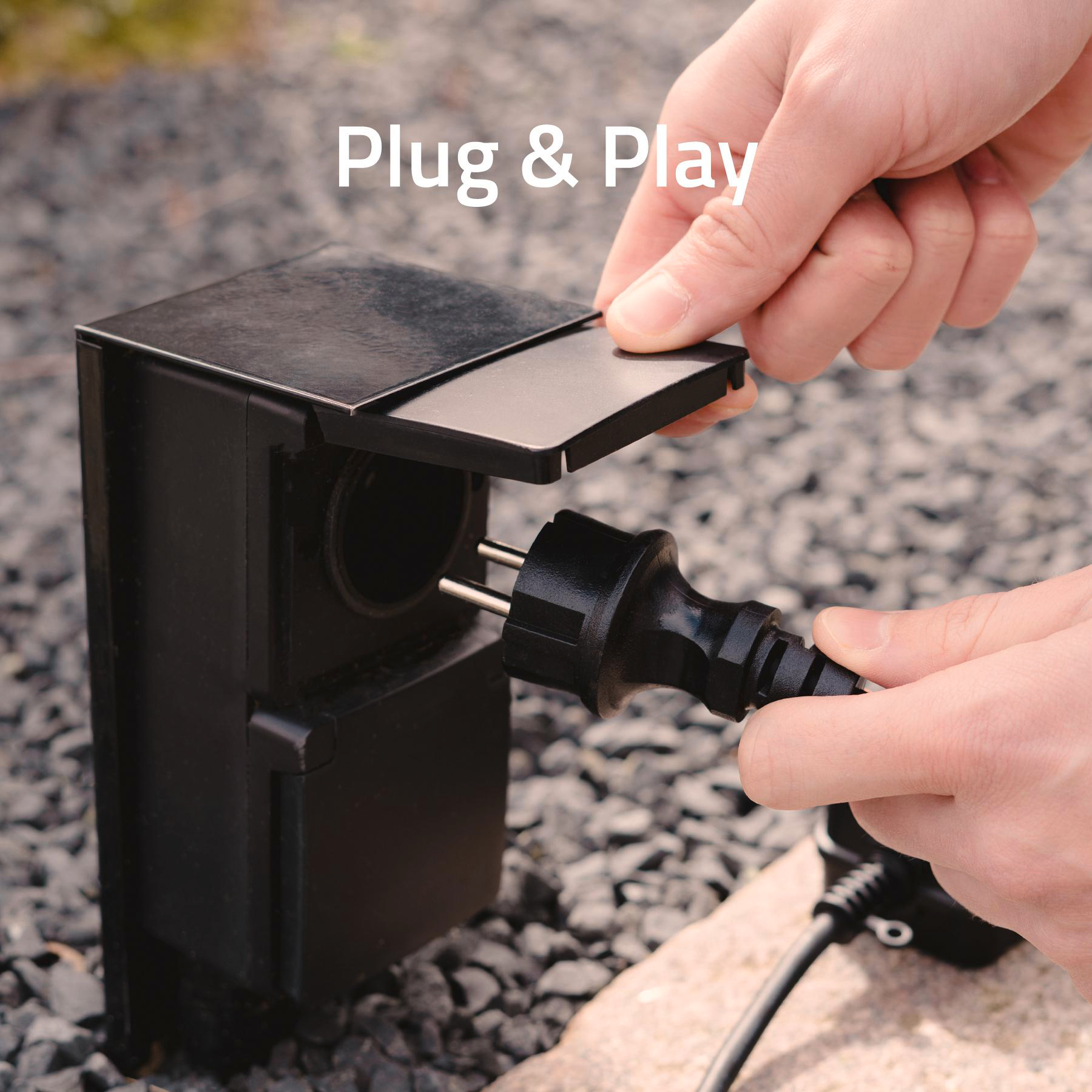 Eine schwarze Steckdose wird eingesteckt, mit dem Text Plug & Play.
