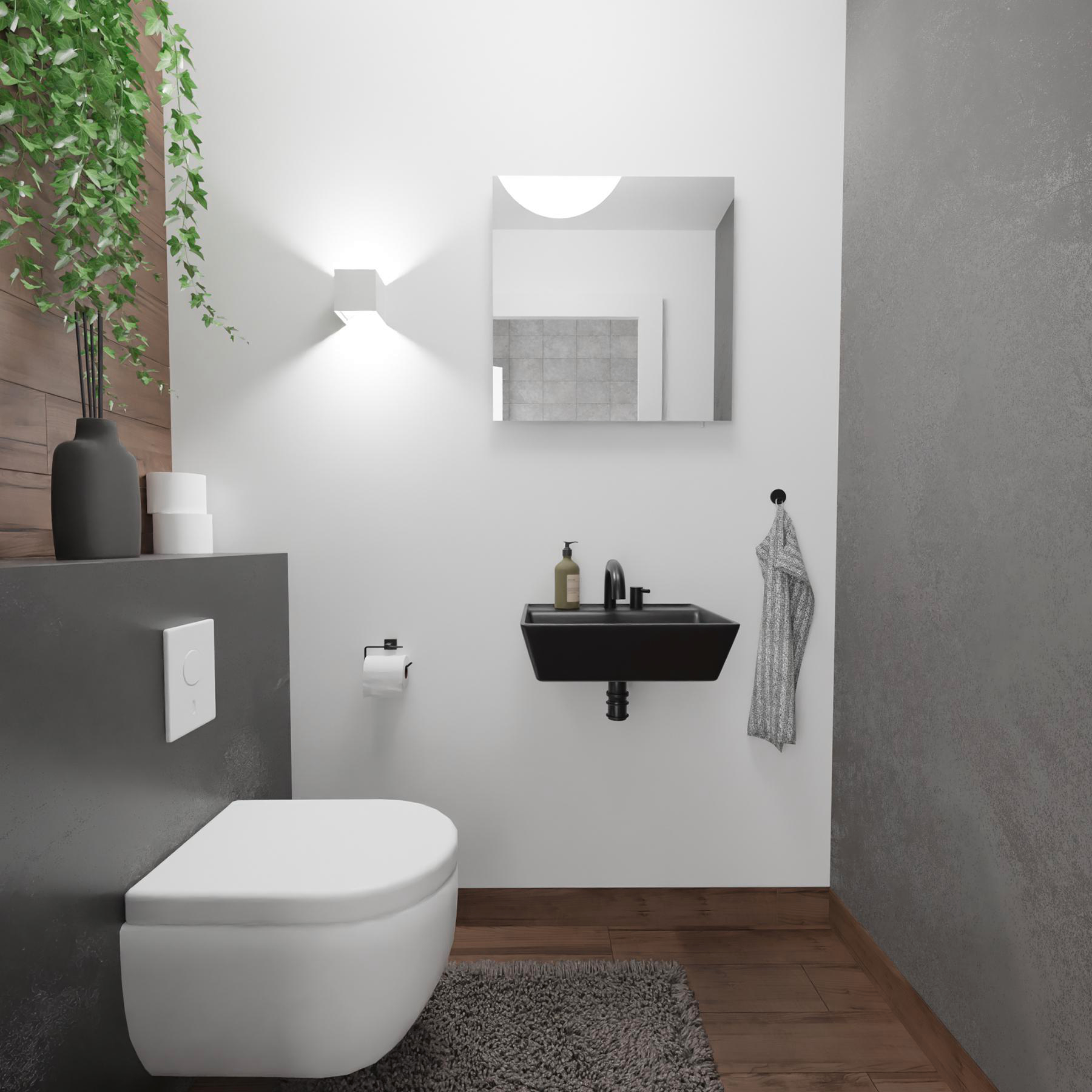 Badezimmer-Interieur mit weißer Toilette, schwarzem Waschbecken, Spiegel und einer Pflanze. Holzfußboden und graue Wand.