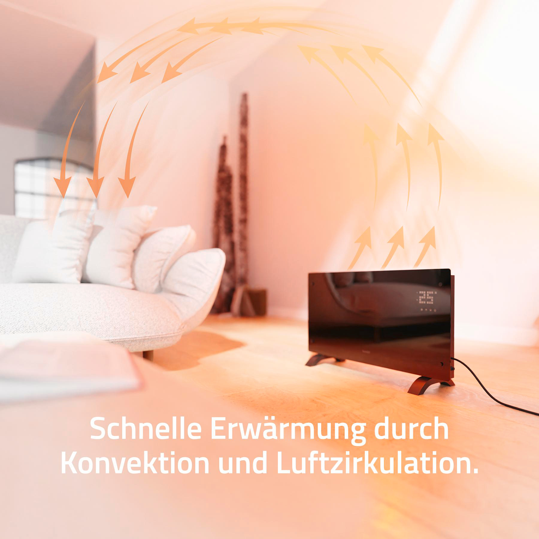Ein schwarzer Elektroheizer in einem Wohnzimmer. Pfeile zeigen die Luftzirkulation darum herum.