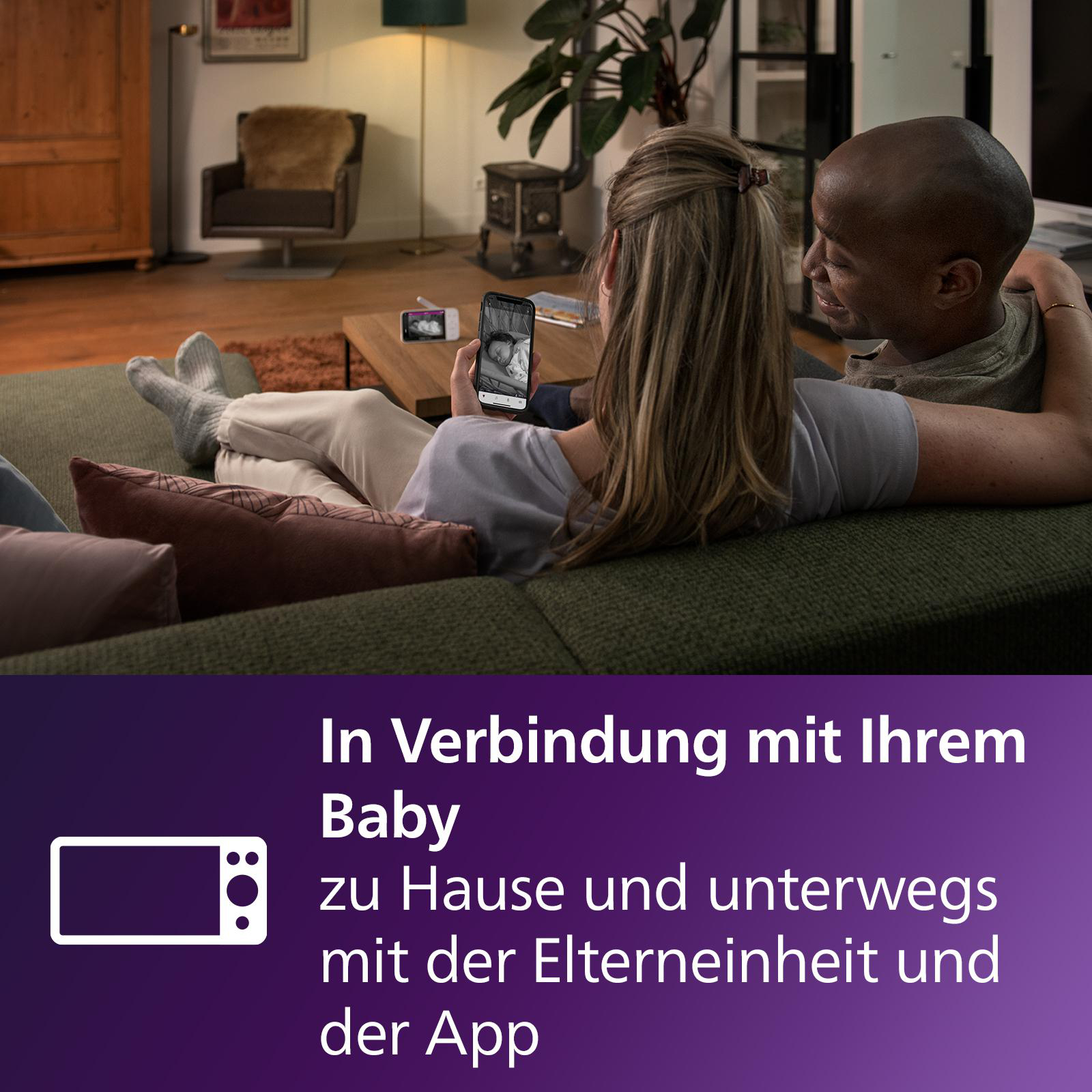 Paar schaut auf Telefon mit Babyphone-App, auf Couch, Text-Overlay.