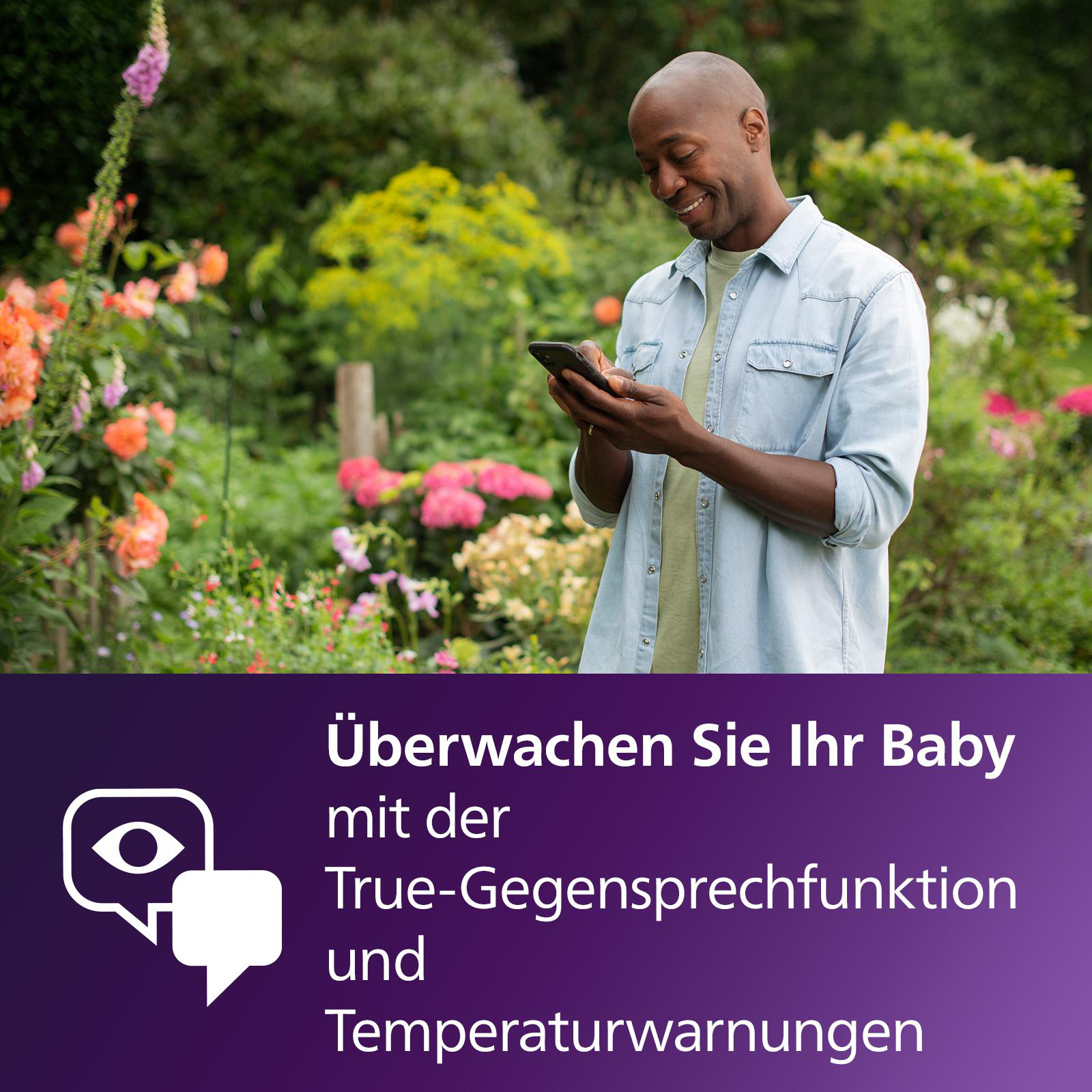 Mann im Garten mit Handy. Blumen im Hintergrund. Text zur Babyüberwachung.