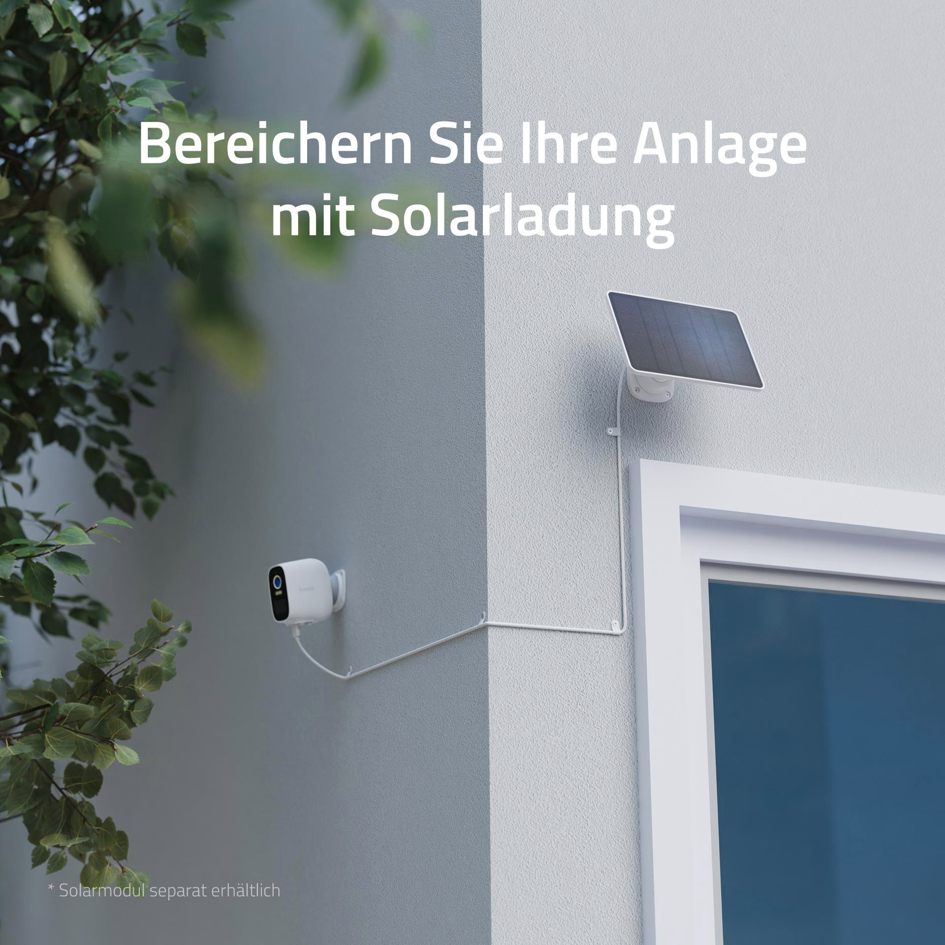 Weiße Überwachungskamera und Solarpanel an grauer Wand. Blaues Fenster im Hintergrund.
