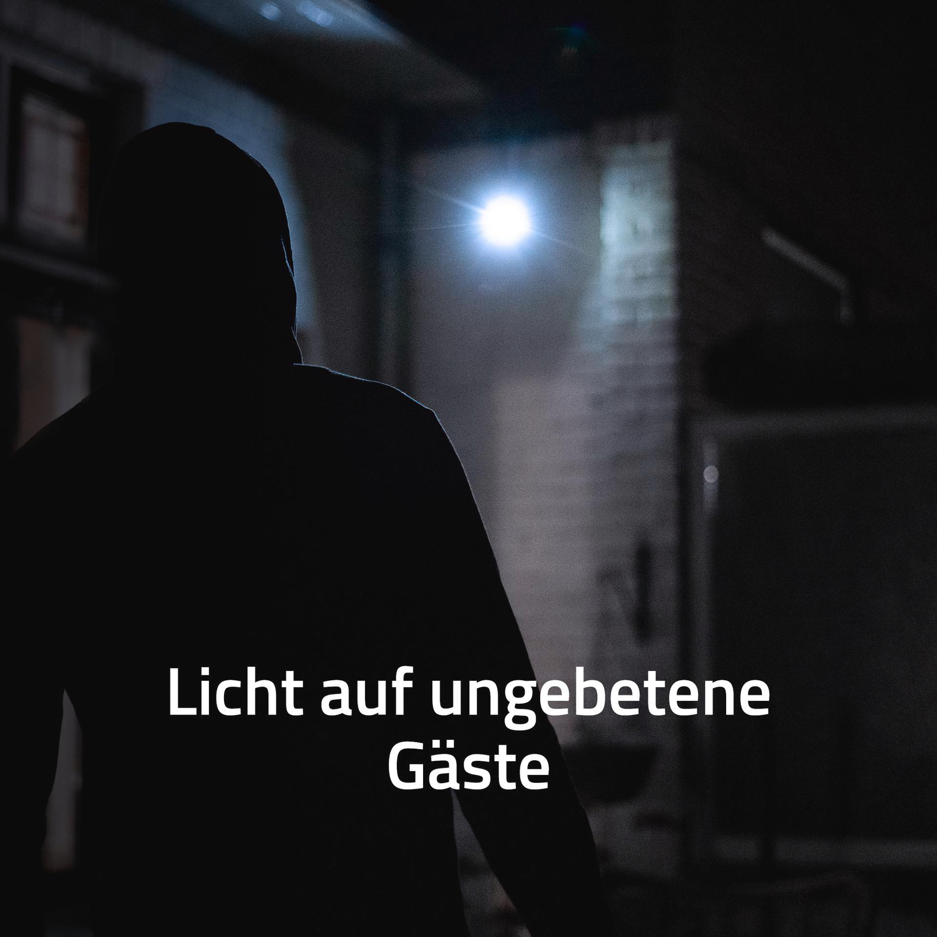 Silhouette einer Person in einem dunklen Raum, beleuchtet von einer hellen Lichtquelle.