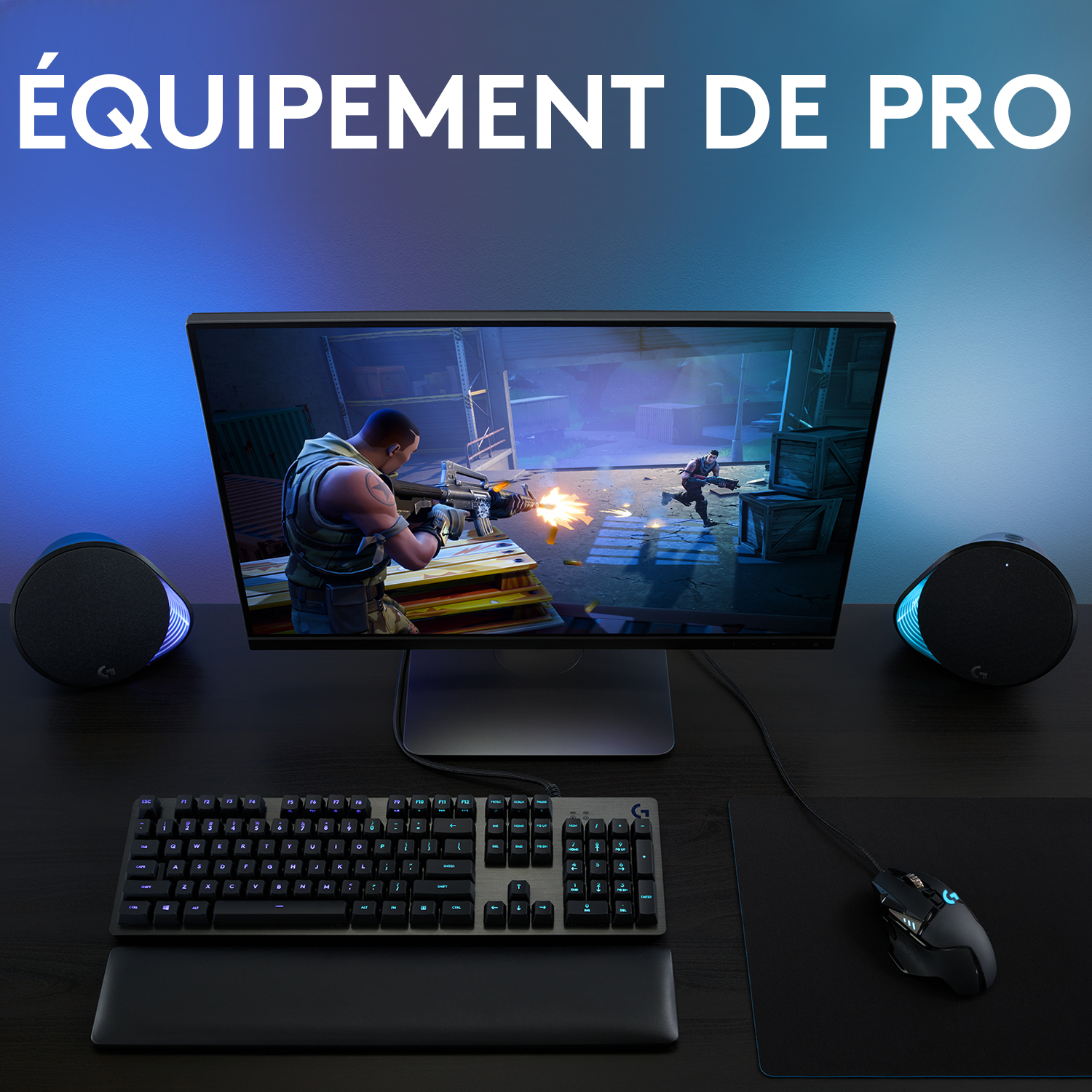 Configuration de jeu: moniteur affichant un jeu, clavier, souris, haut-parleurs et bureau.