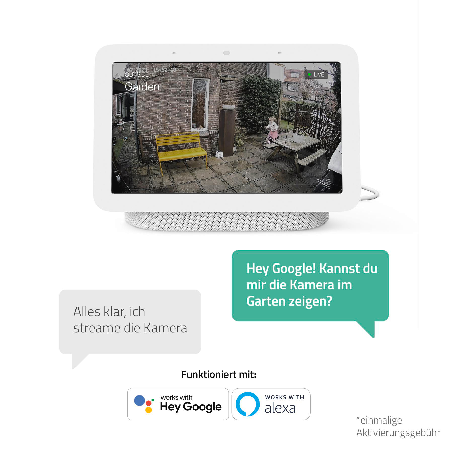 Person reinigt Laptop mit einem Handstaubsauger.