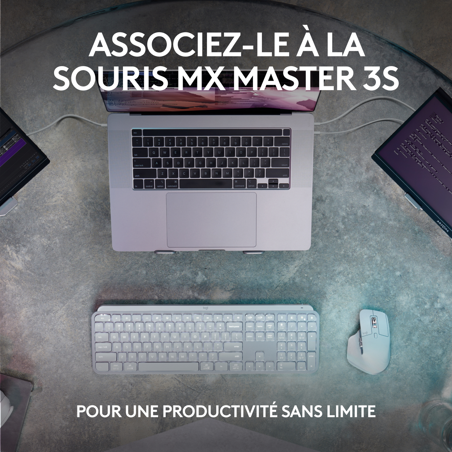 Trois ordinateurs portables, un clavier, une souris et un objet jaune.