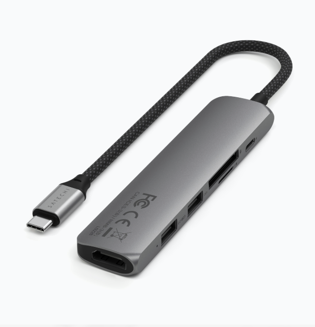 Grauer USB-C-Hub mit geflochtenem Kabel, Anschlüsse sichtbar.
