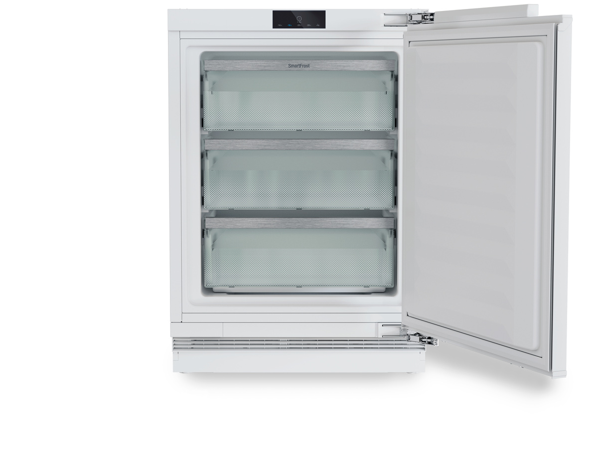 Fehér hűtőszekrény nyitva, három polcot mutat. SmartFrost szöveg.