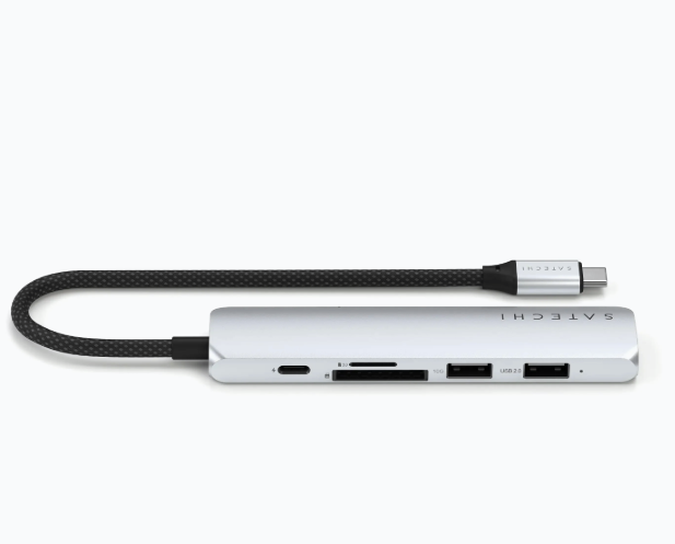 Silberner Satechi-Hub mit angeschlossenem schwarzen Kabel. Es hat mehrere Anschlüsse: USB, SD-Karte und USB-C.