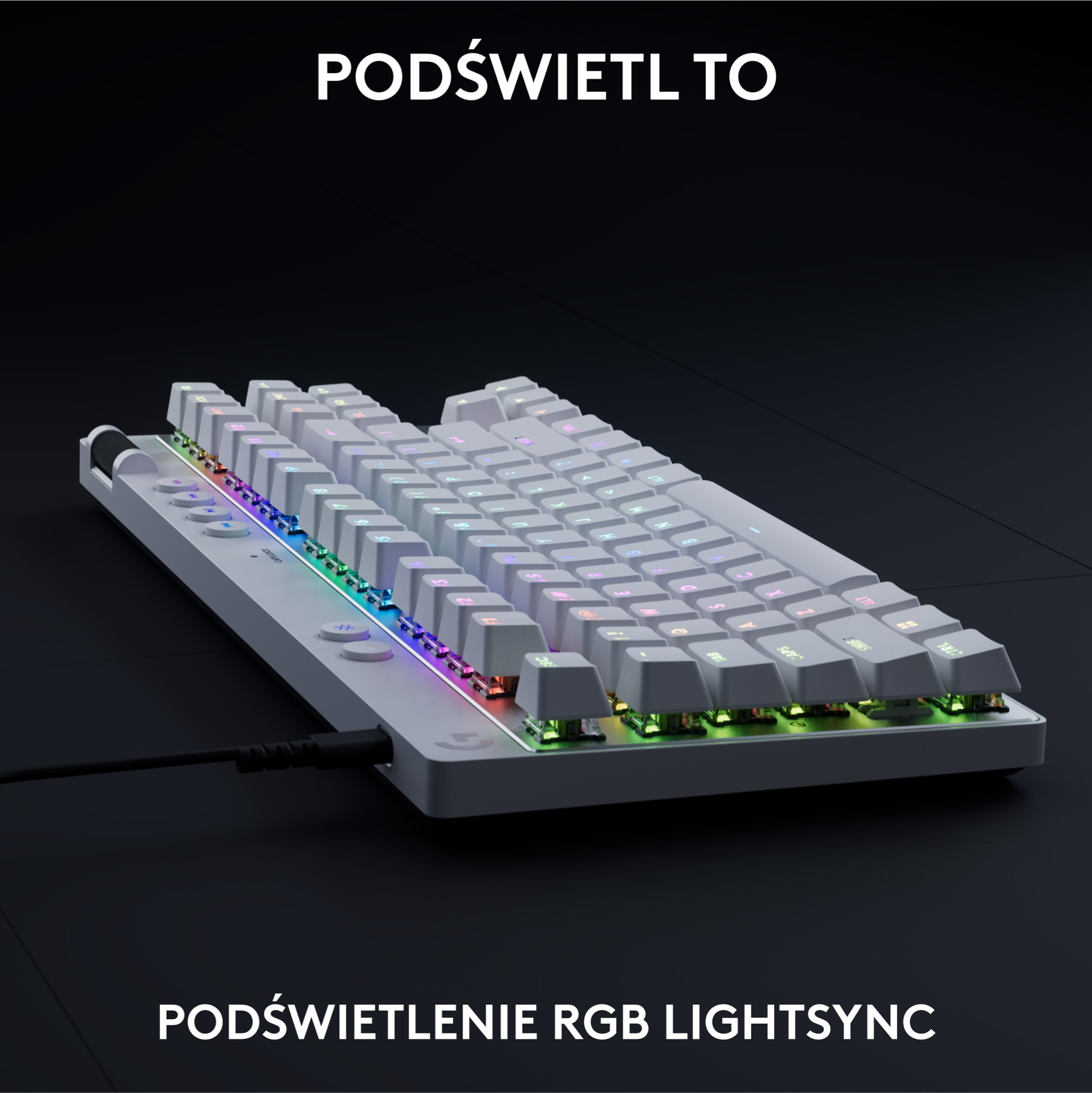 Biała klawiatura z podświetleniem RGB, z czarnym przewodem i ciemnym tłem.