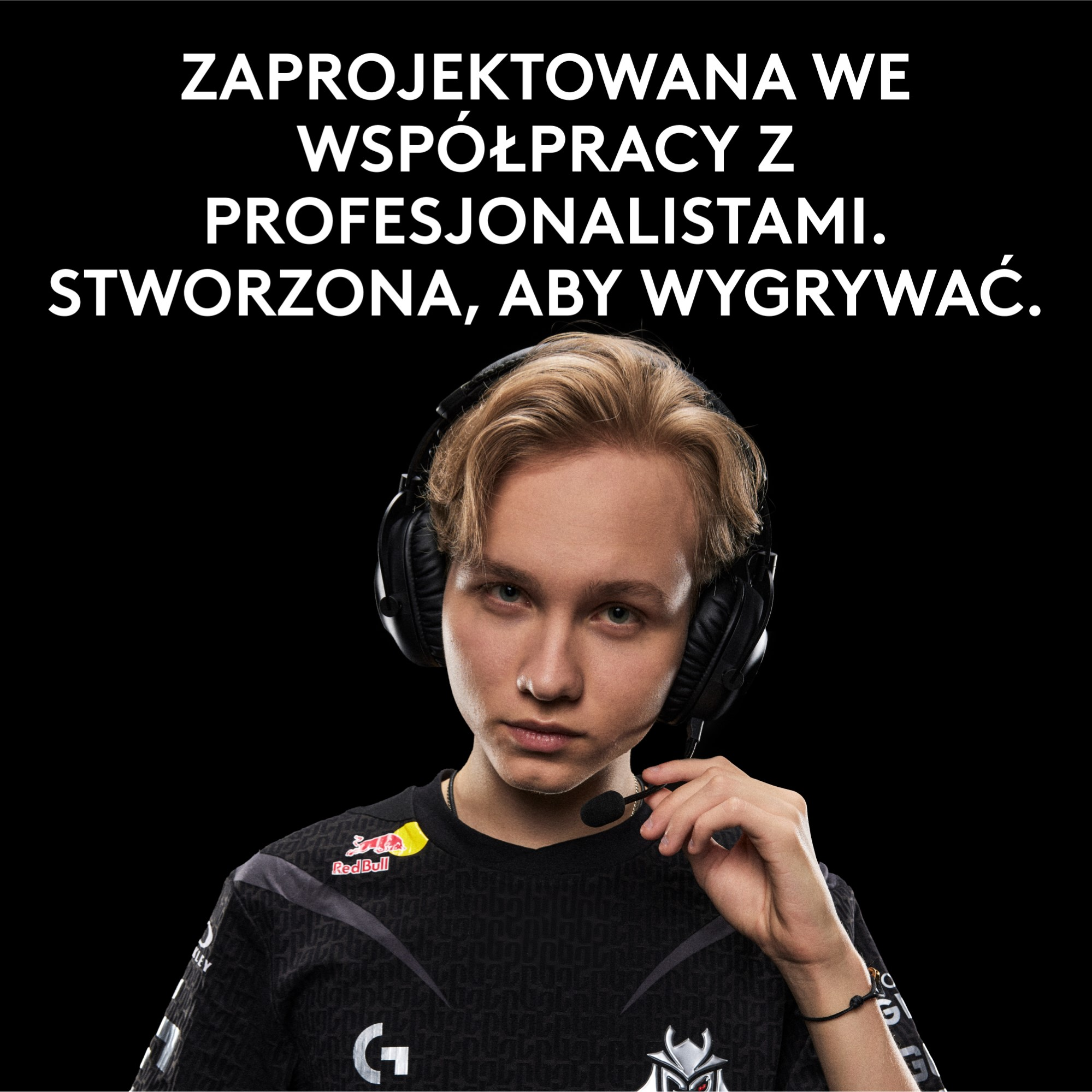 Młody mężczyzna w zestawie słuchawkowym do gier. Czarne tło z polskim tekstem o współpracy.
