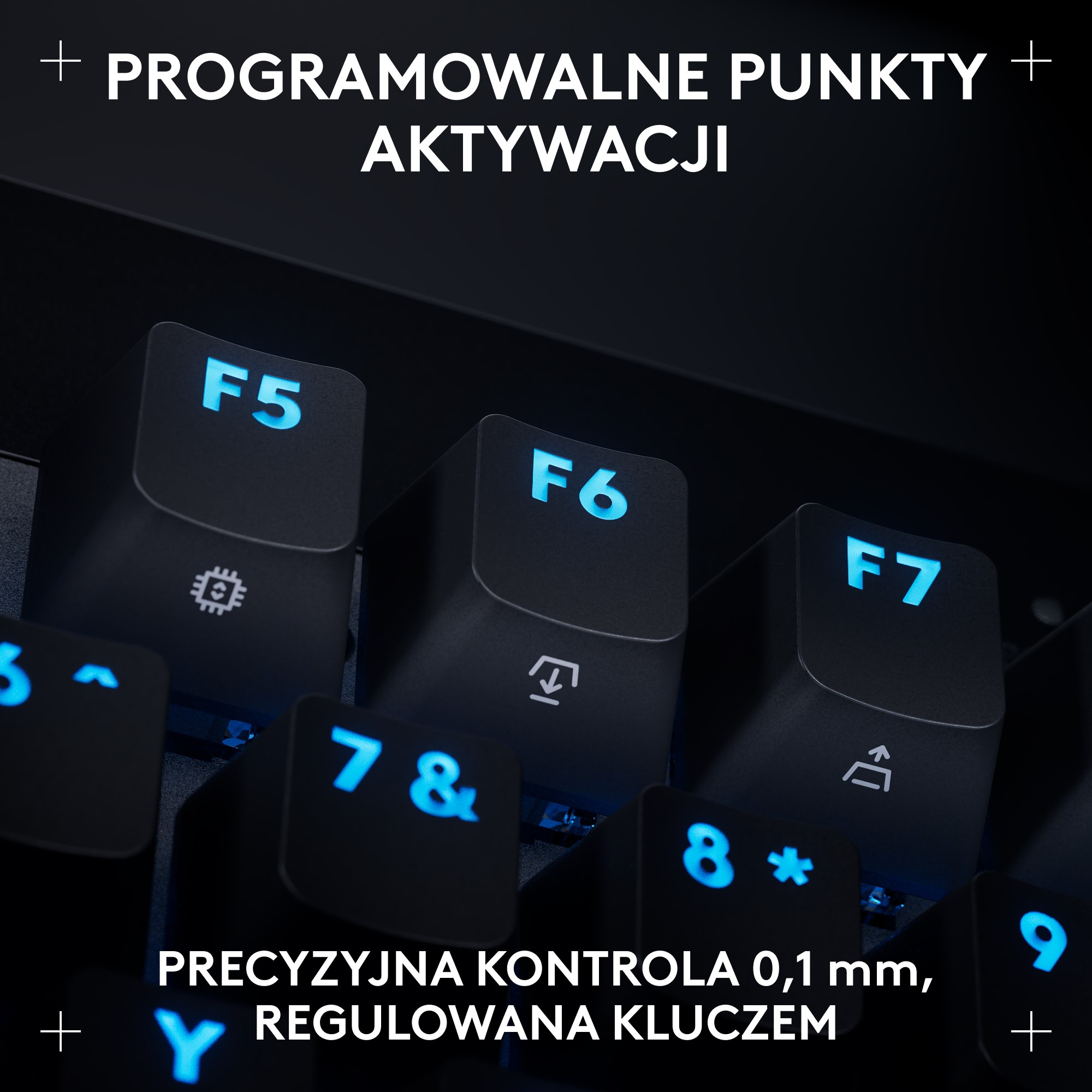 Zbliżenie klawiatury z niebieskimi podświetlanymi klawiszami.