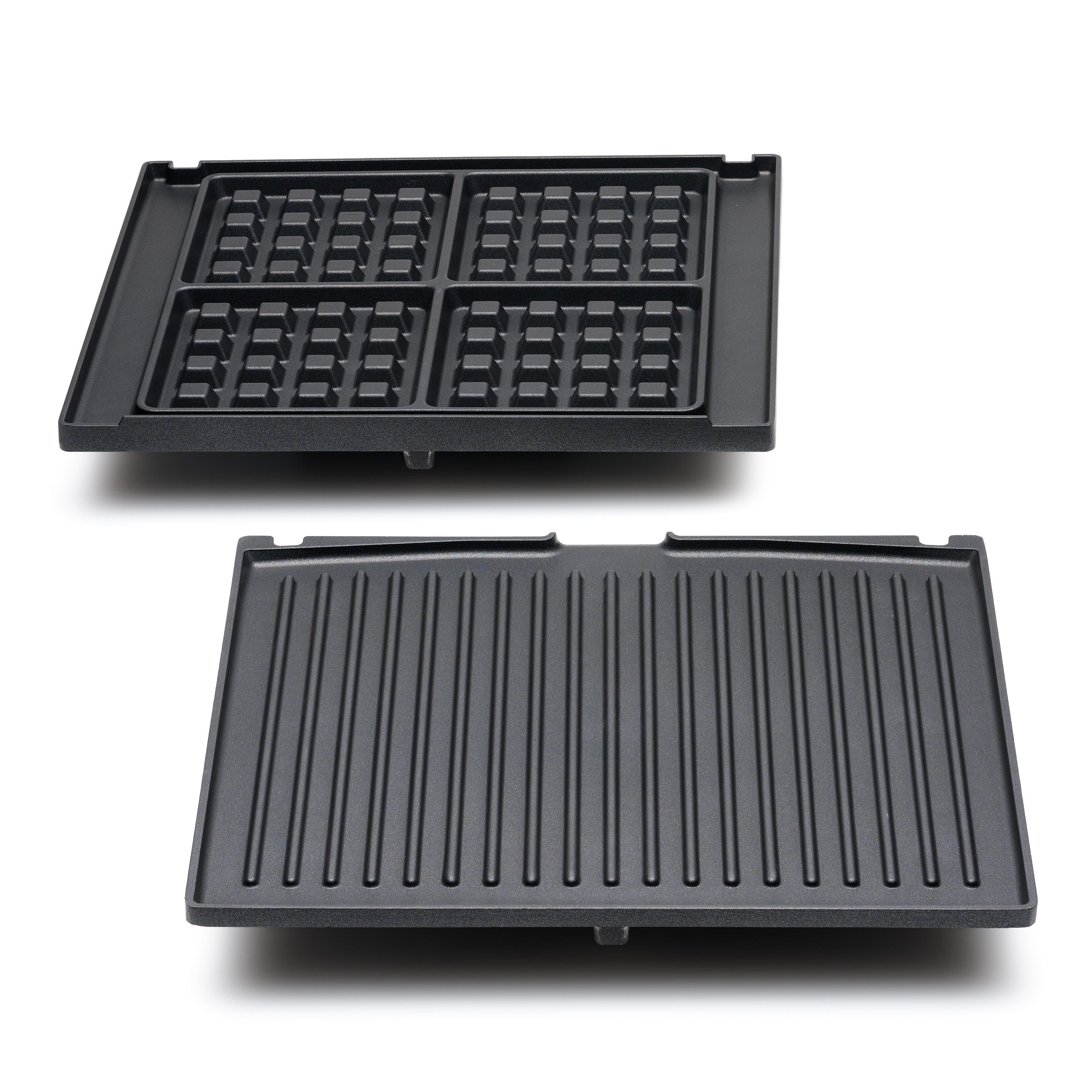 Zwei schwarze Waffel- und Grillplatten, weißer Hintergrund.