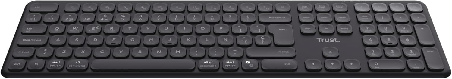 Teclado negro con teclas redondas y etiquetas blancas, vista en ángulo.