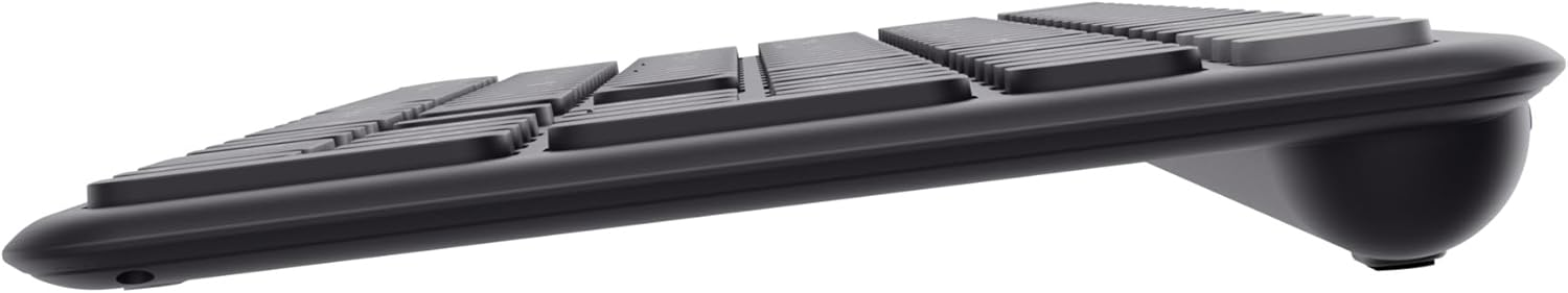 Teclado ergonómico negro inclinado hacia arriba. Fondo blanco.