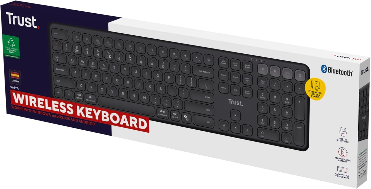 Teclado inalámbrico negro en una caja. Tiene un diseño de teclado completo.