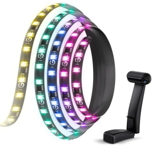 Kolorowa listwa LED zwinięta obok czarnej kamery internetowej na białej powierzchni.