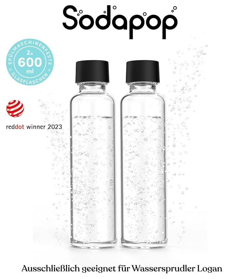 Zwei klare Glasflaschen mit der Aufschrift Sodapop, mit schwarzen Deckeln, umgeben von Wasserblasen.