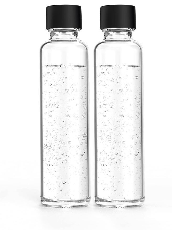 Zwei transparente Flaschen mit Wasser gefüllt. Jede hat einen schwarzen Deckel, mit sichtbaren Blasen innen.