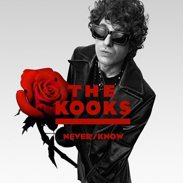 Albumcover: Mann mit Sonnenbrille hält rote Rose, 'The Kooks' Titel.