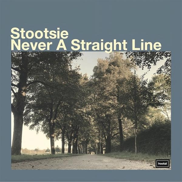 Albumcover mit einer von Bäumen gesäumten Straße. Der Titel 'Never A Straight Line' steht oben.