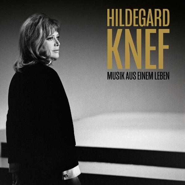 Ein schwarz-weißes Albumcover zeigt eine Frau mit blonden Haaren. Der Titel und der Künstlername sind goldfarben.
