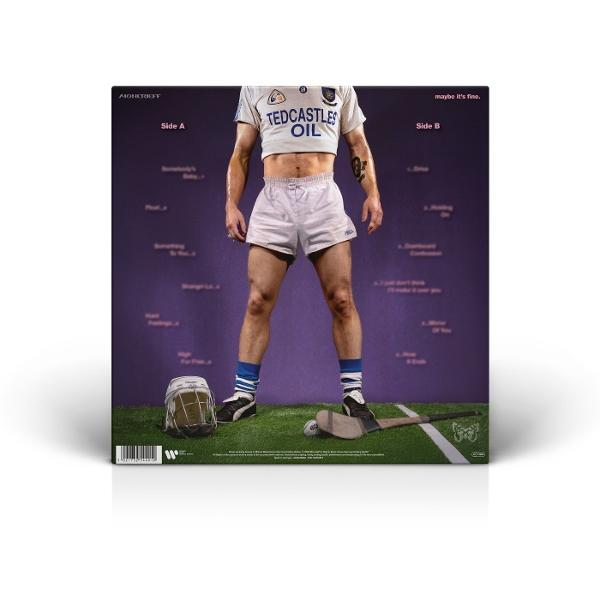 Albumcover mit einer Person, die Shorts trägt, und einer Schallplatte mit Titelliste.