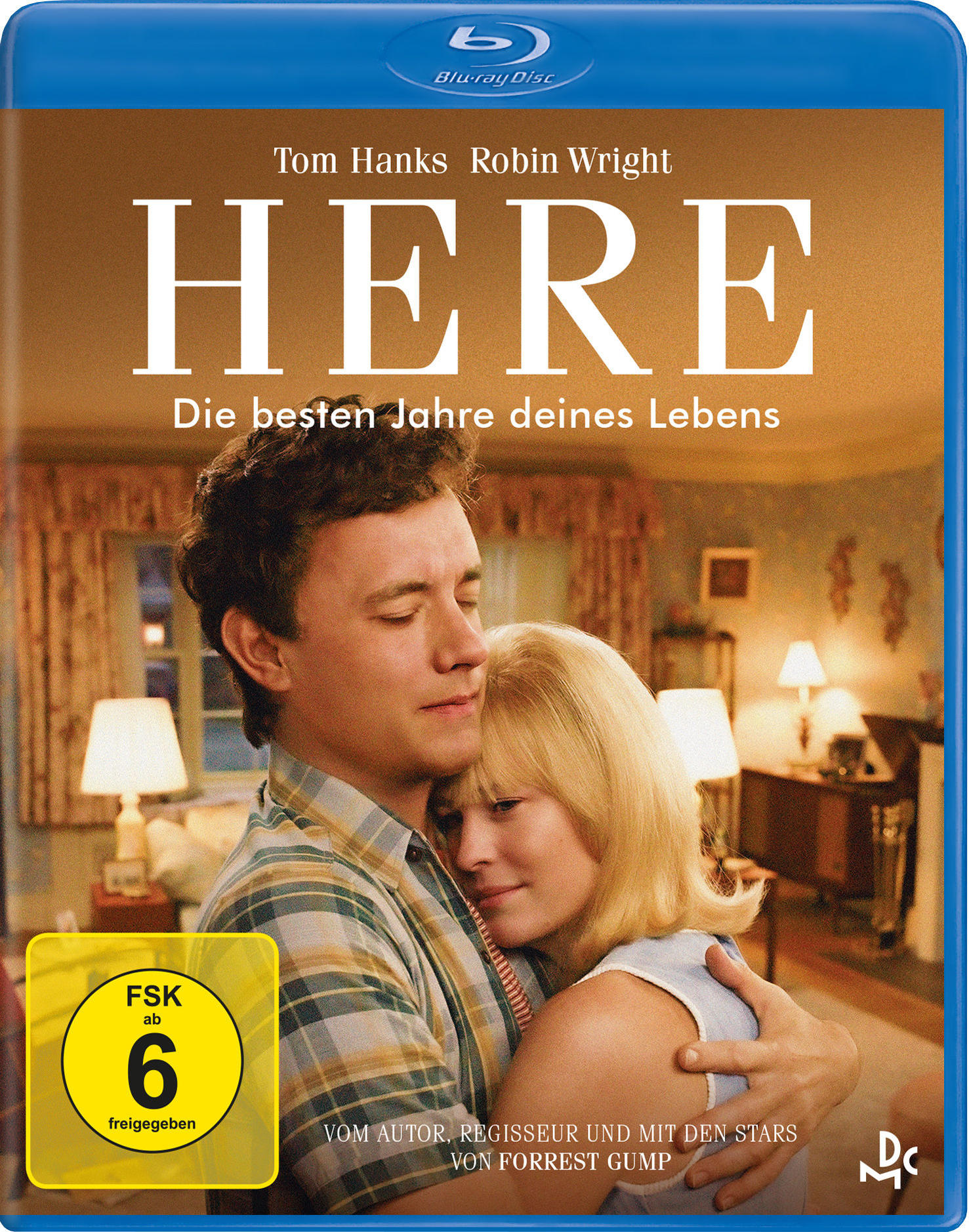 Filmcover für 'Here'. Tom Hanks und Robin Wright umarmen sich, mit einem Innenraum im Hintergrund.
