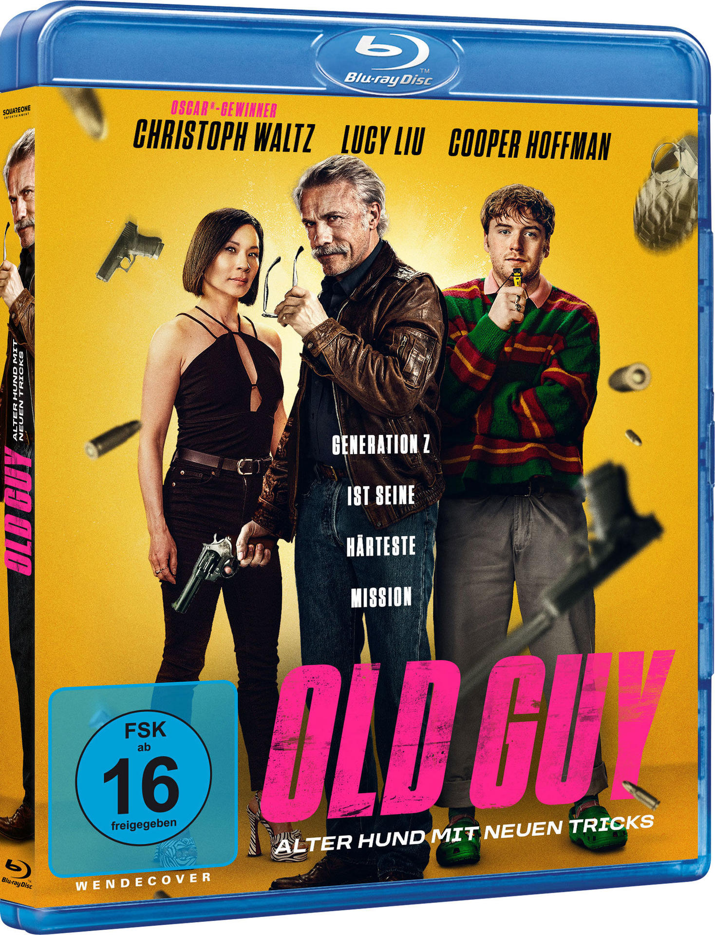 Filmposter. Drei Schauspieler posieren mit Waffen und Brillen. Der Titel ist „Old Guy“ mit deutschem Text darunter.