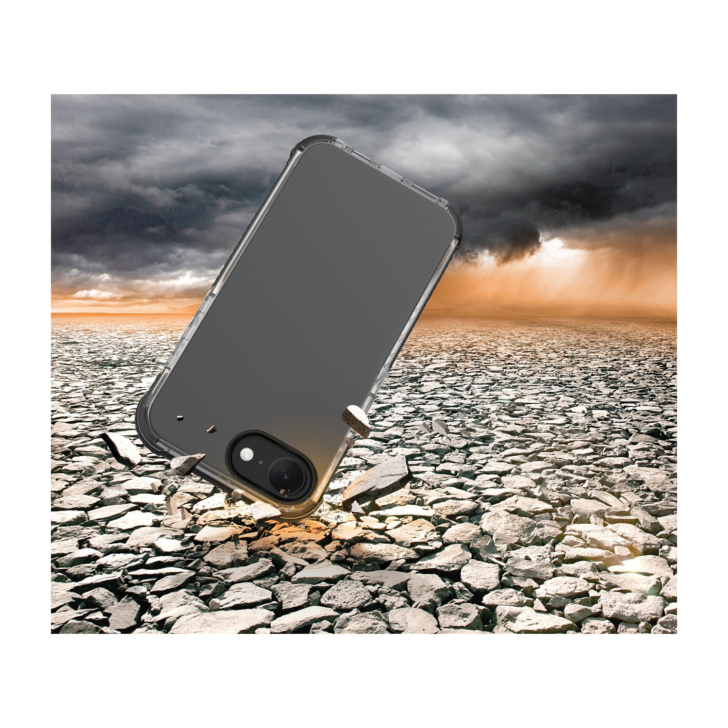 Custodia trasparente per telefono che cade su un terreno roccioso. Cielo drammatico sullo sfondo, arancione e grigio.