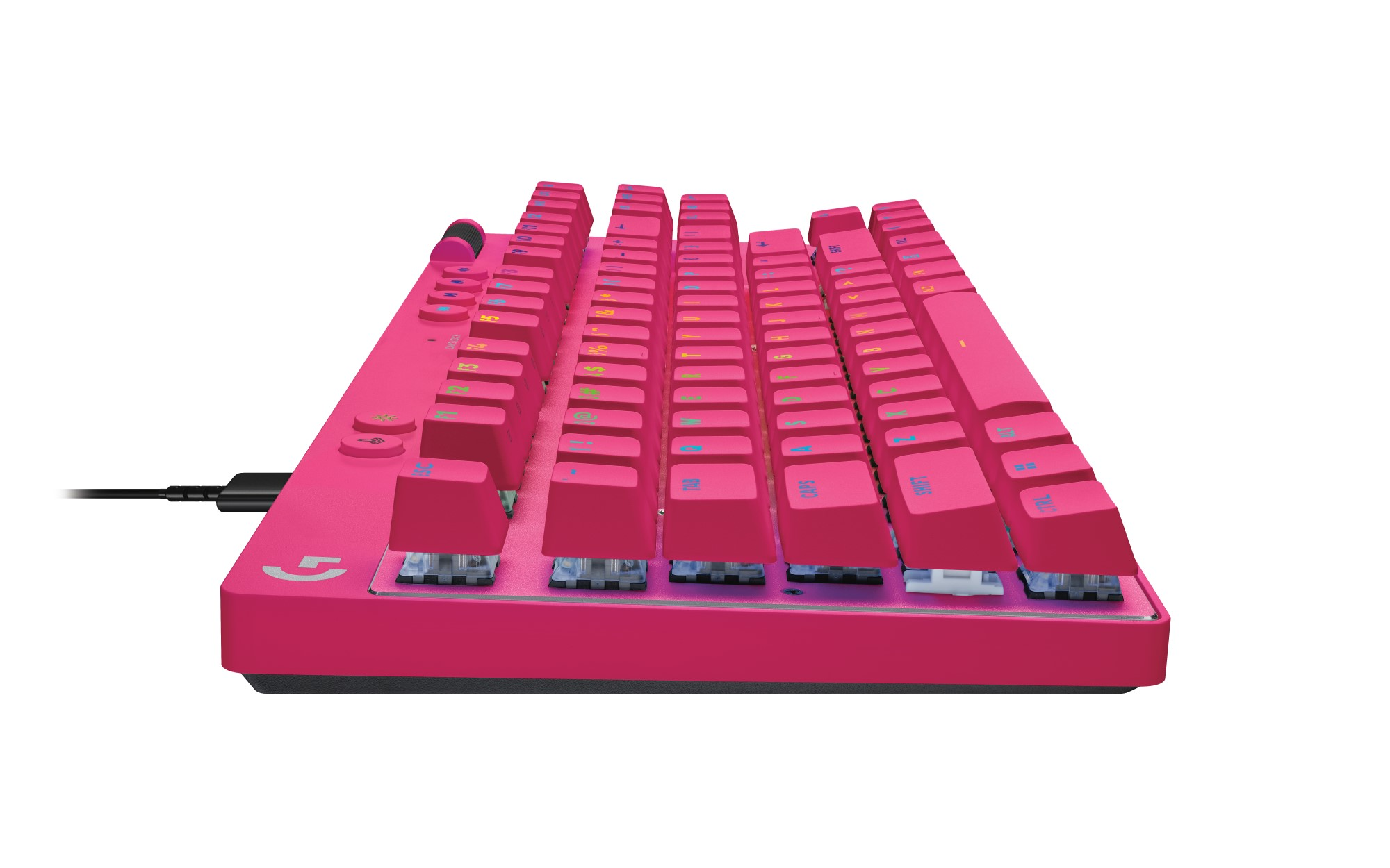 Różowa klawiatura mechaniczna, widok z boku, klawisze w ostrości, czarny kabel po lewej.